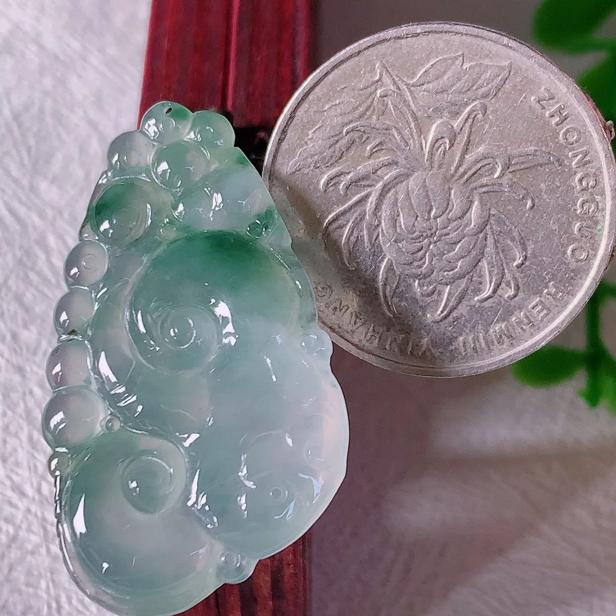 自然光实拍，冰种飘花翡翠如意吊坠，上身效果非常美，饱满大气，工艺美，万事如意，如意一生 #01.28