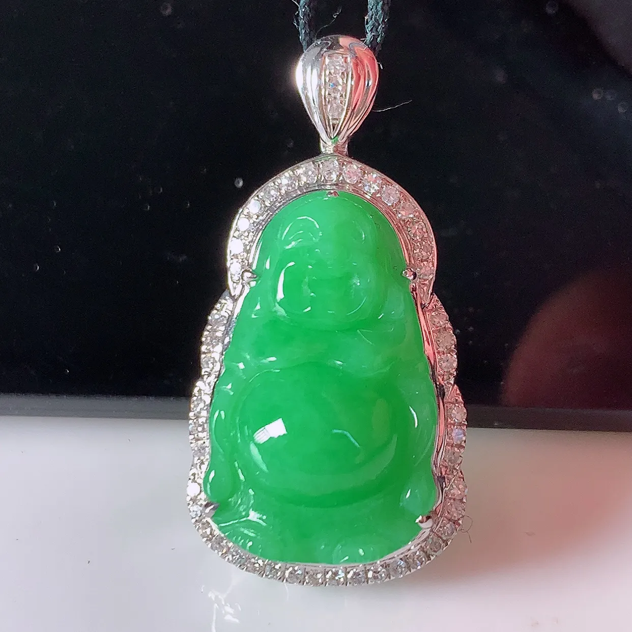 自然光实拍，18K金镶嵌满绿翡翠佛公吊坠，饱满， 佛公亦保平安，寓意有福（佛公）相伴，品相佳，配戴优雅迷人！#42.28整体28.5*14.5*9裸石18.5*11.8