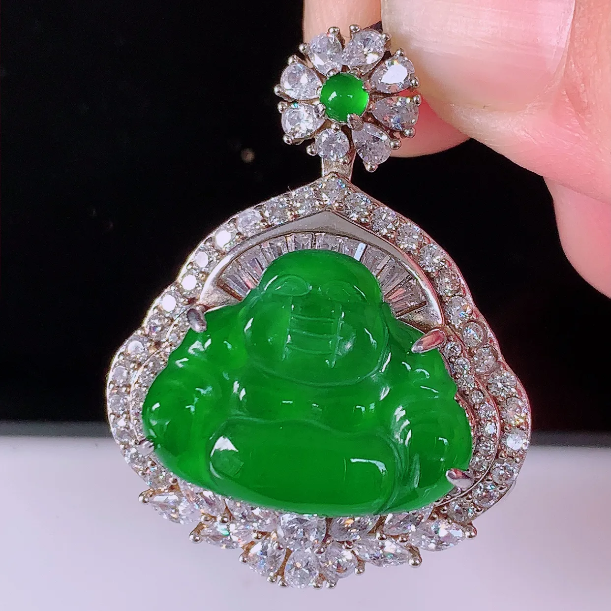 冰透满绿翡翠925银镶嵌佛公吊坠，自然光实拍，翠色灵动，颜色漂亮，种老水足，品相佳，佩戴佳品！#97.28整体34.5-26.5-13裸石20*15.5