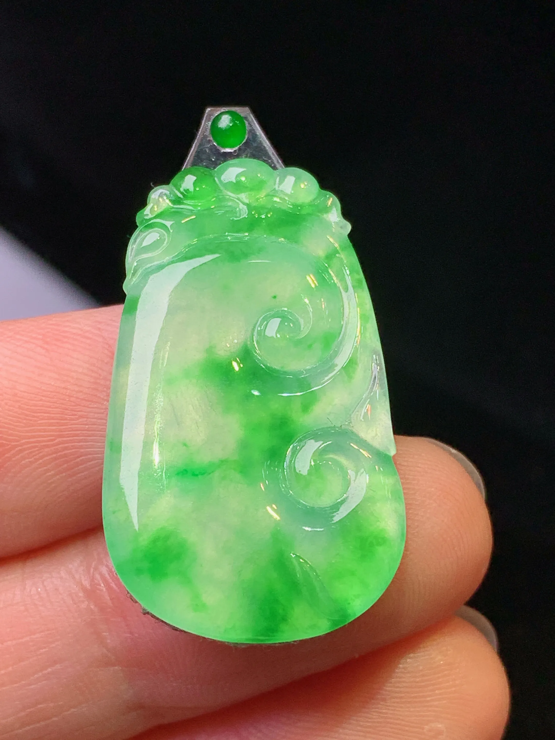 翠绿如意吊坠 玉质细腻 色泽清新艳丽 整体尺寸30.2*17.5*2.5