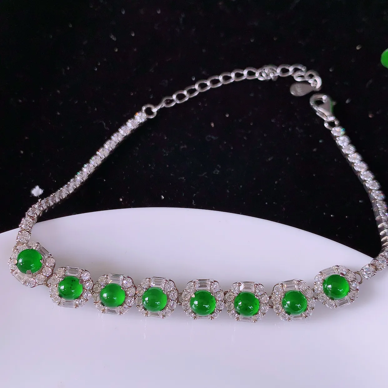 冰透满绿翡翠925银镶嵌手链，自然光实拍，翠色灵动，颜色漂亮，种老水足，品相佳，佩戴佳品！#97.28取一整体7.2*6.8*6.2裸石3.8*3.8