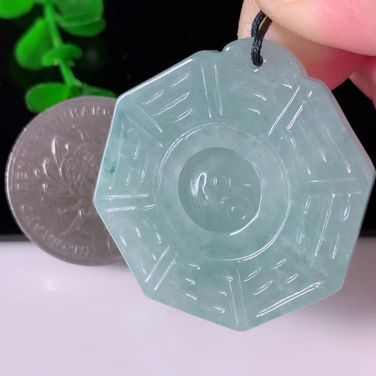 自然光实拍，冰润飘花翡翠招财八卦吊坠，翠色灵动，佩戴效果时尚出众，尽显气质，玉质细腻，美感十足。#46.28