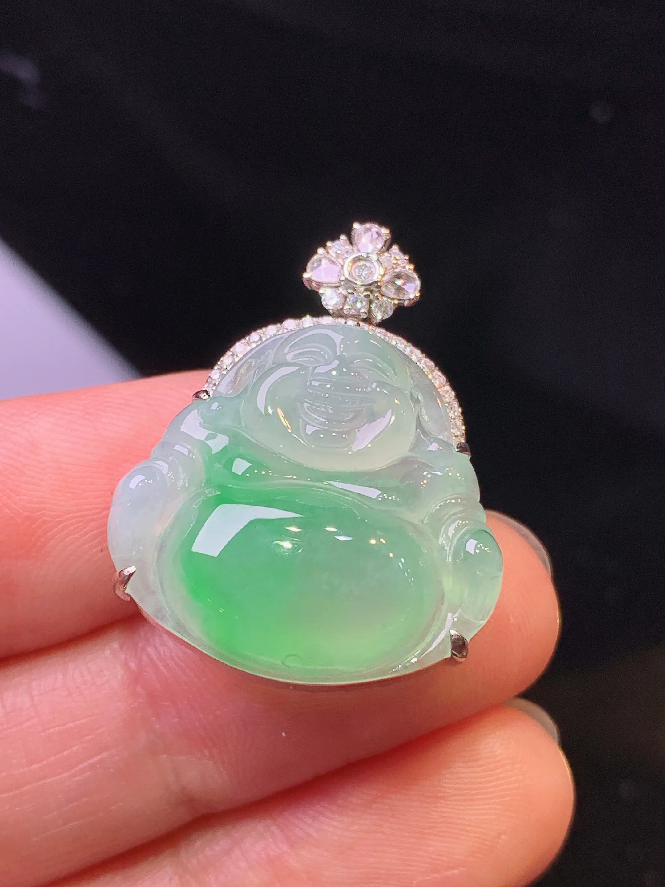 18k金钻镶嵌飘绿佛公吊坠 玉质细腻 色泽清新艳丽 整体尺寸27.5*21.5*9.2