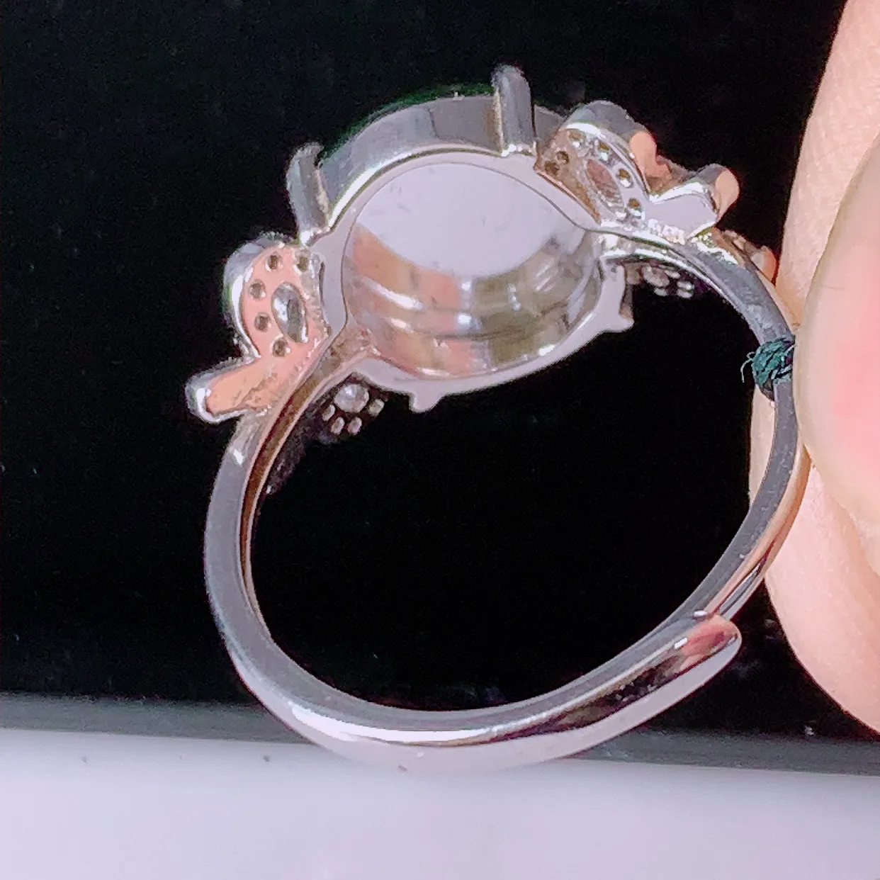 冰透满绿翡翠925银镶嵌平安扣戒指，自然光实拍，翠色灵动，颜色漂亮，种老水足，品相佳，佩戴佳品！#97.28（圈口可调大小）整体22.8*17.2*4.8裸石10.5-10.5