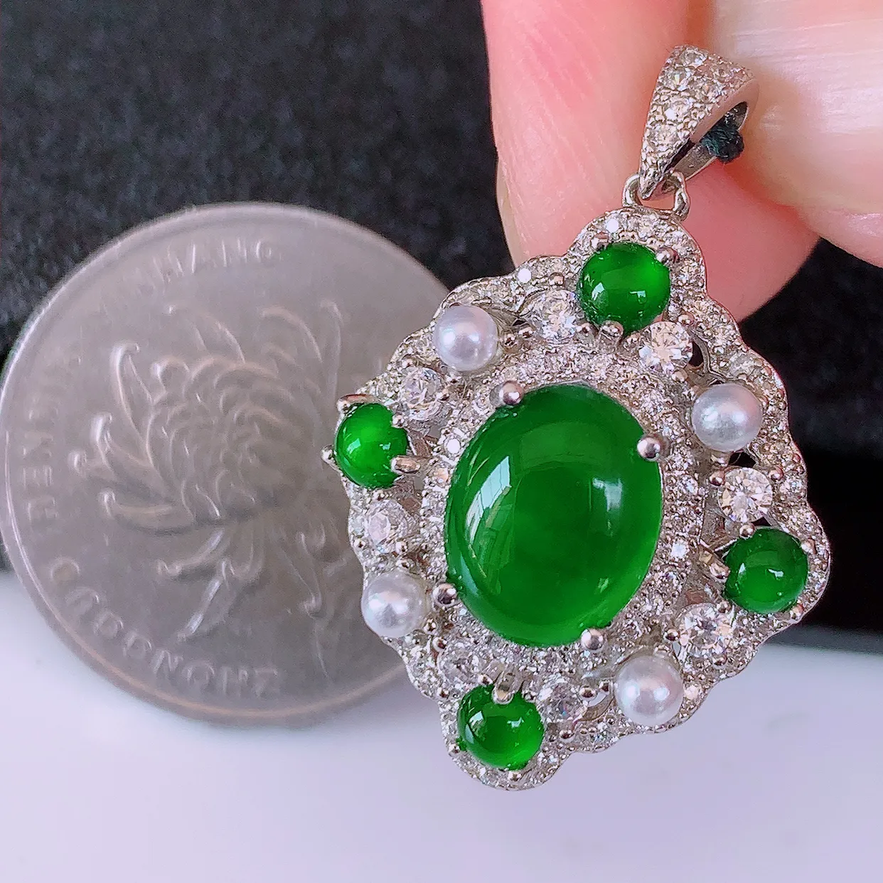 冰透满绿翡翠925银镶嵌吊坠，自然光实拍，翠色灵动，颜色漂亮，种老水足，品相佳，佩戴佳品！#97.25整体29.5*20*9裸石10*8