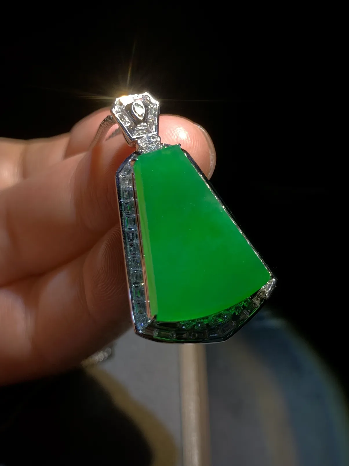 绿无事牌子，裸石22.5-16.5-2.5mm，
整体37-21-9.5mm，9.7g，
18K金，南非钻，不配图链