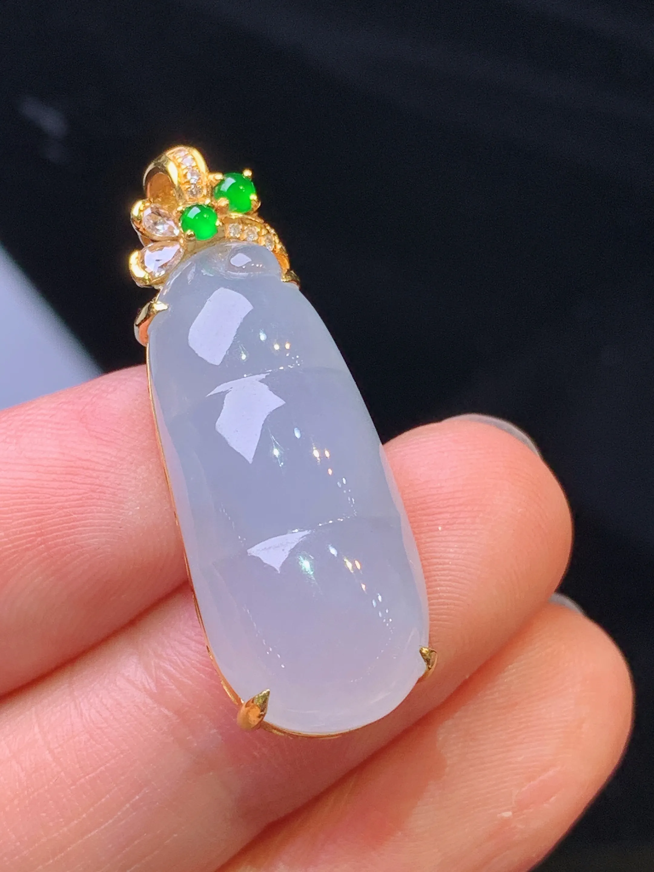 18k金钻镶嵌淡紫罗兰四季豆吊坠 玉质细腻 色泽清新艳丽 整体尺寸33*11.7*8