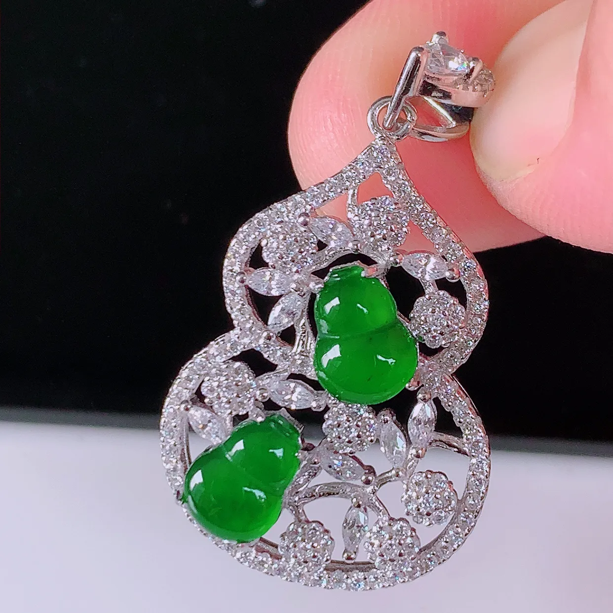 冰透满绿翡翠925银镶嵌葫芦吊坠，自然光实拍，翠色灵动，颜色漂亮，种老水足，品相佳，佩戴佳品！#97