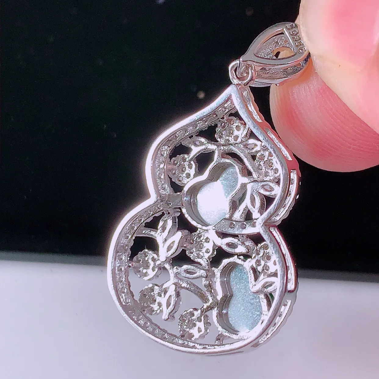 冰透满绿翡翠925银镶嵌葫芦吊坠，自然光实拍，翠色灵动，颜色漂亮，种老水足，品相佳，佩戴佳品！#97.28整体34.2*20*7.2裸石7.8*5.6