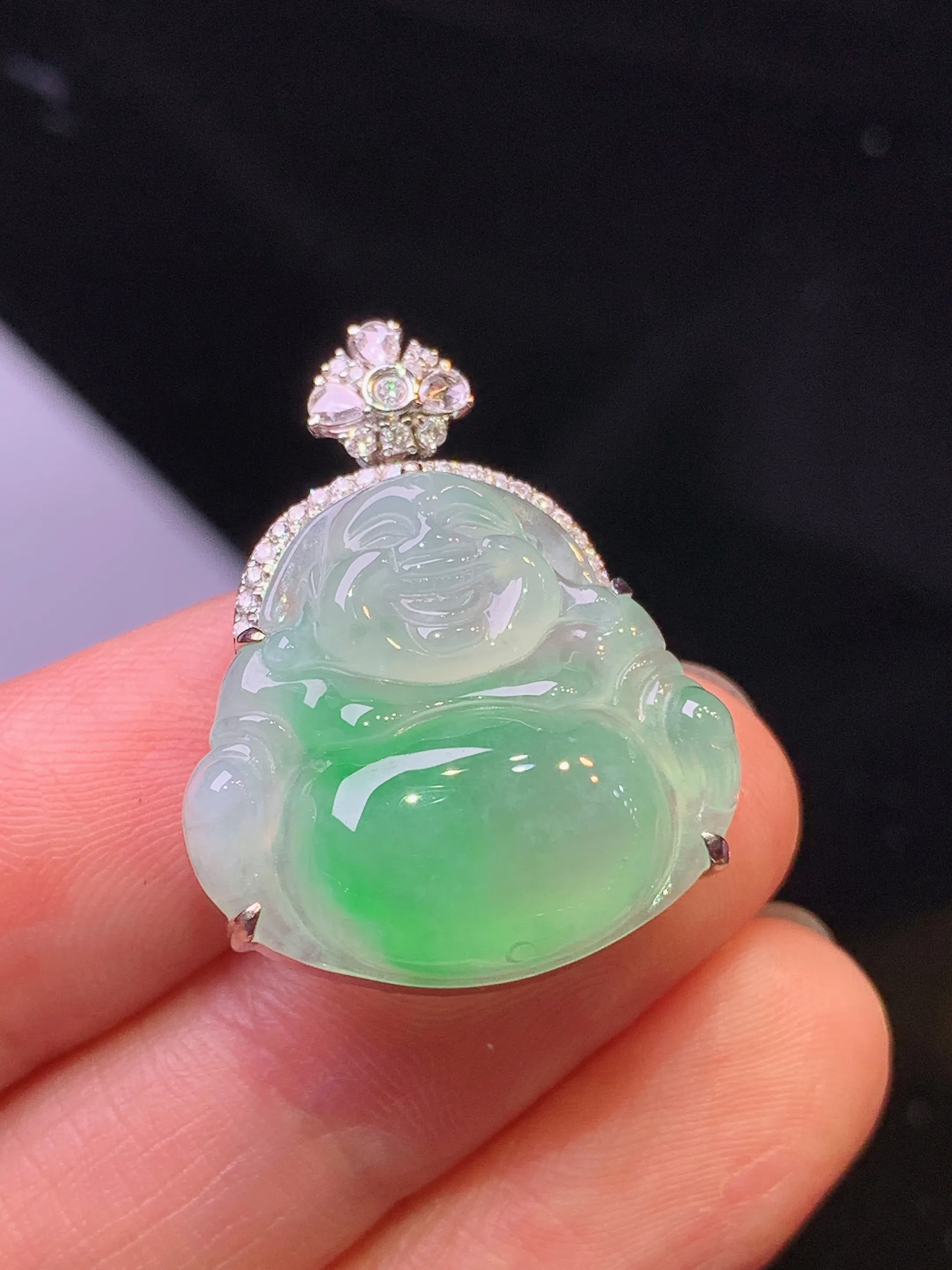 18k金钻镶嵌飘绿佛公吊坠 玉质细腻 色泽清新艳丽 整体尺寸27.5*21.5*9.2