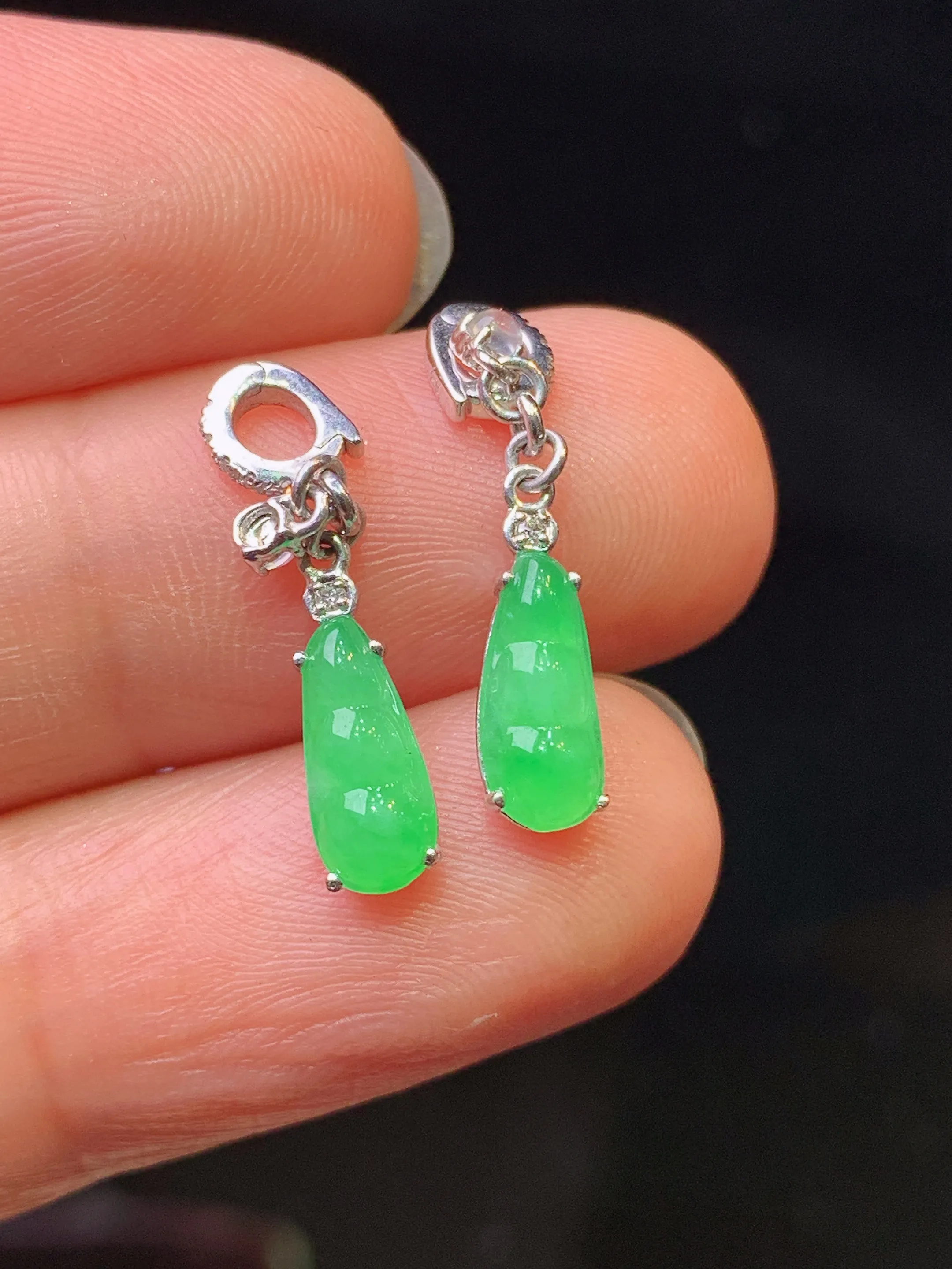 18k金钻镶嵌翠绿四季豆锁骨项链吊坠两用款 玉质细腻 色泽清新艳丽 整体尺寸11*5.6*2.5