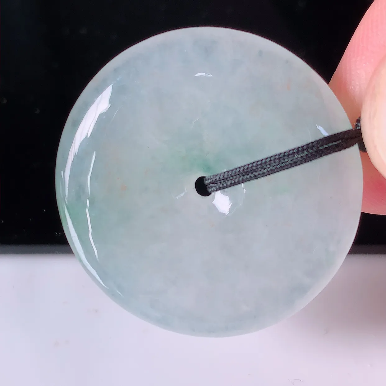 自然光实拍，冰种飘花翡翠平安扣吊坠，冰透，灵动飘逸，寓意平平安安，平安扣佩戴端庄漂亮！#41.28