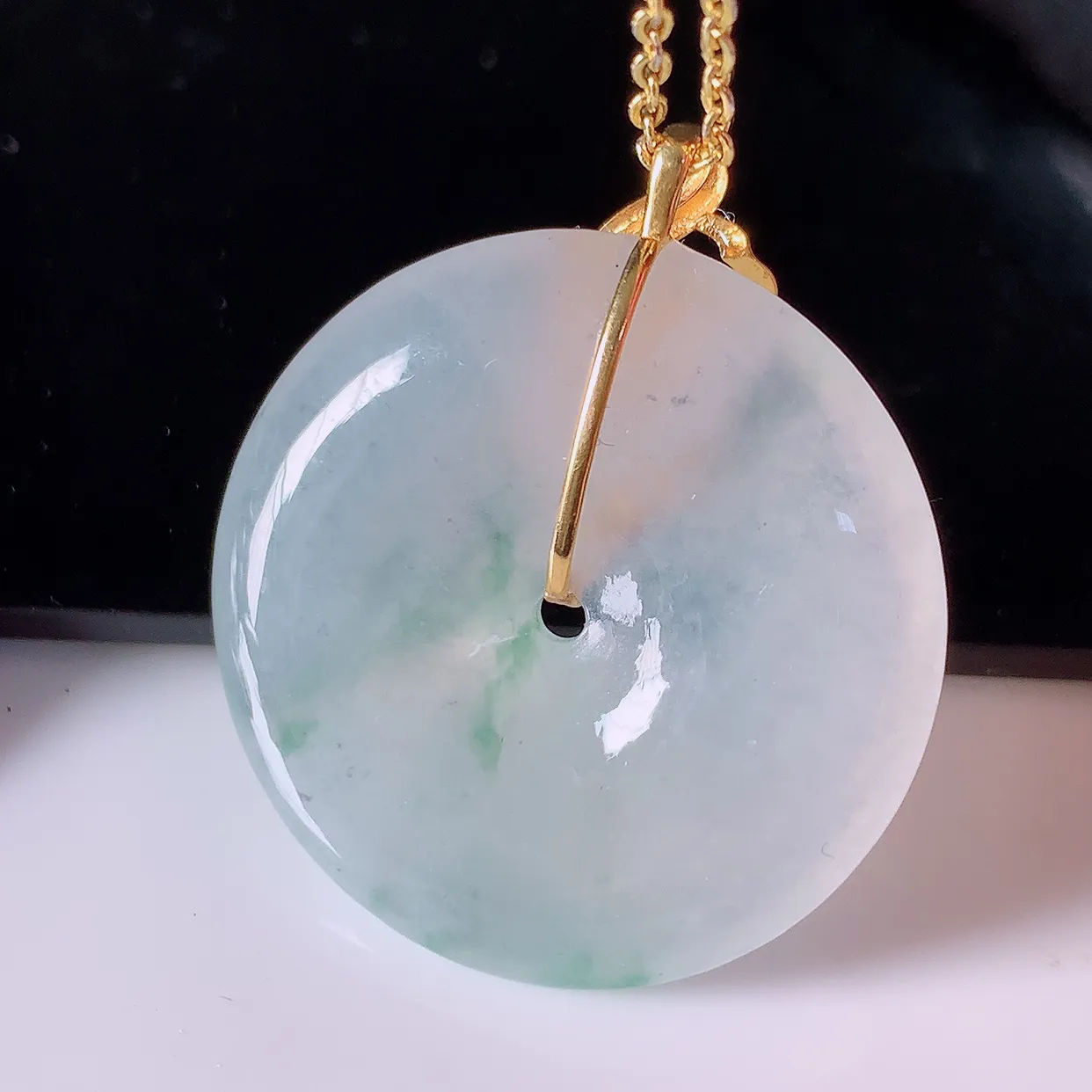 自然光实拍，18K金镶嵌冰种飘花翡翠平安扣吊坠，玉扣，冰润光泽，寓意平平安安，平安扣佩戴时尚漂亮！#42.28整体30.5-26.2-7.2裸石26.2*26.2