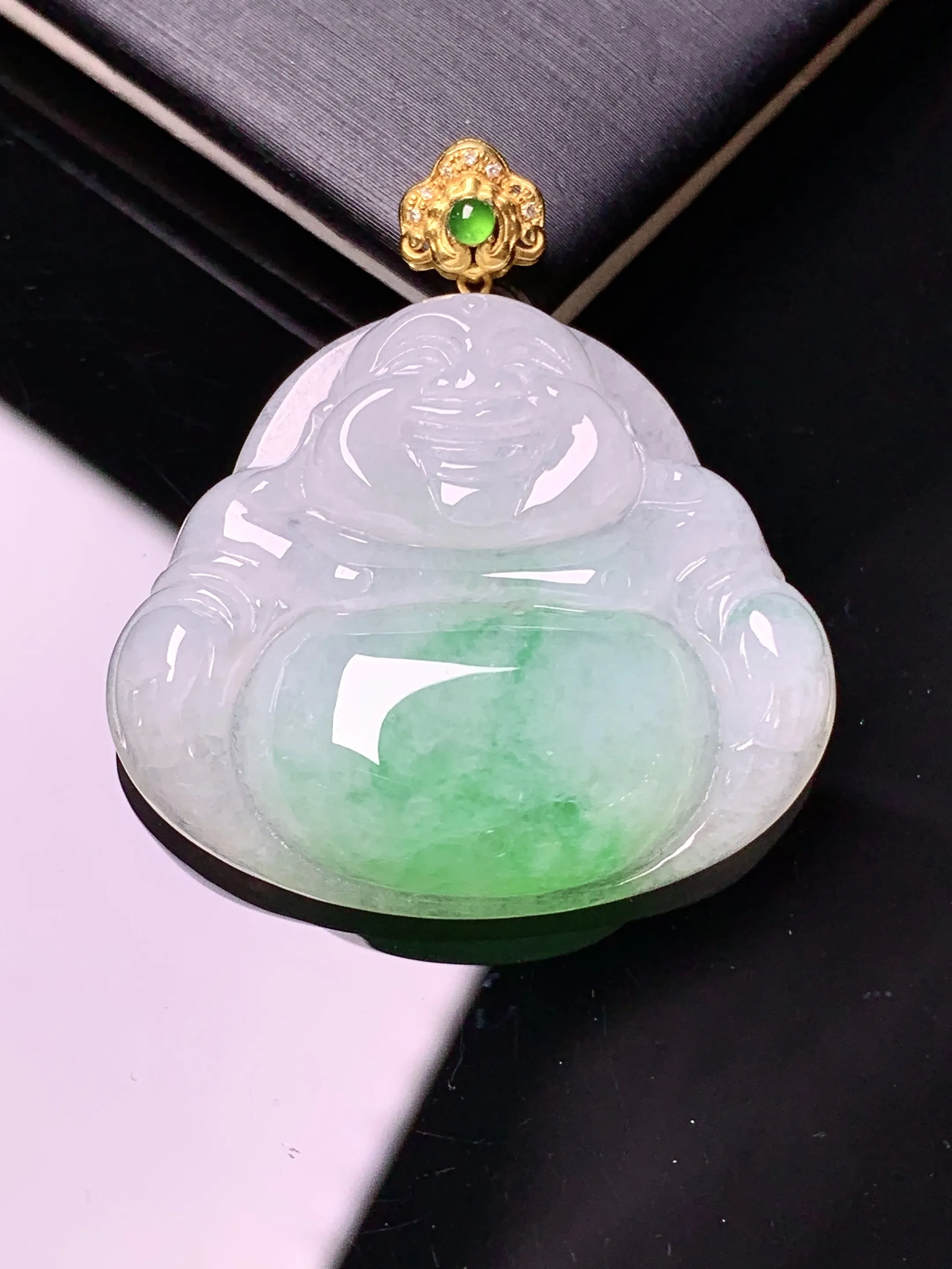 18k金镶嵌飘绿佛公吊坠 玉质细腻 色泽清新艳丽 整体尺寸35.5*31.7*7.2