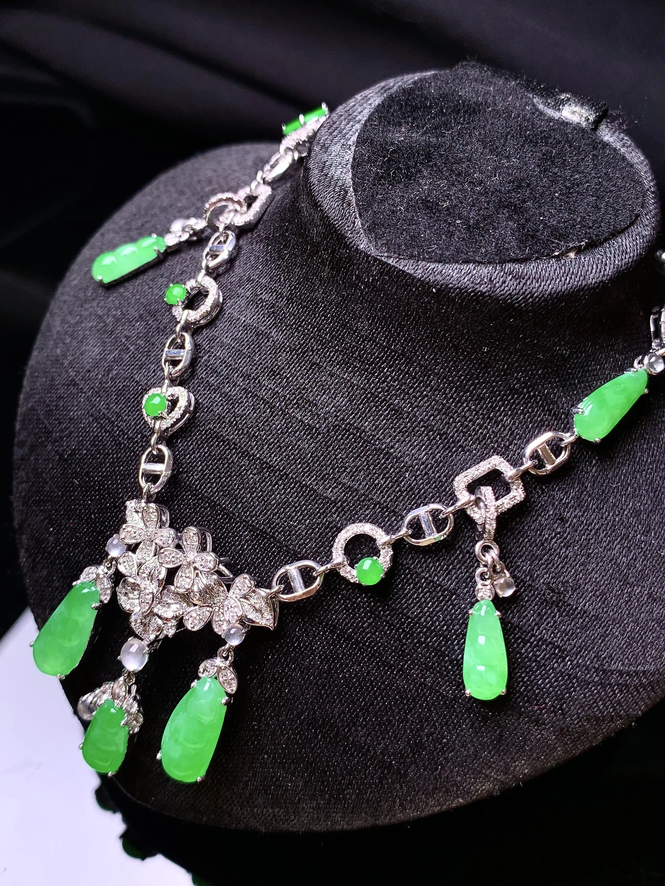 18k金钻镶嵌翠绿四季豆锁骨项链吊坠两用款 玉质细腻 色泽清新艳丽 整体尺寸11*5.6*2.5