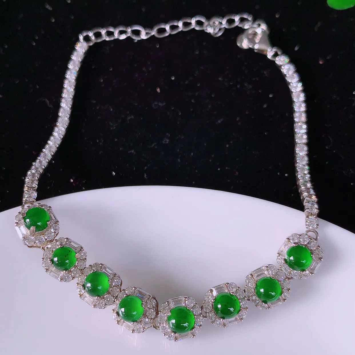 冰透满绿翡翠925银镶嵌手链，自然光实拍，翠色灵动，颜色漂亮，种老水足，品相佳，佩戴佳品！#97.28取一整体7.2*6.8*6.2裸石3.8*3.8