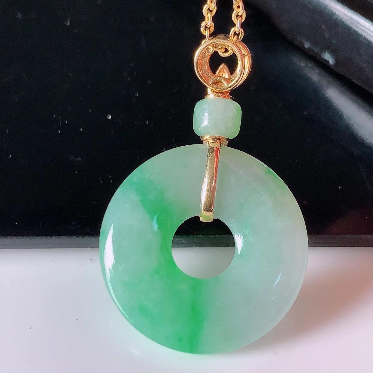 自然光实拍，18K金镶嵌冰飘绿翡翠平安扣吊坠，玉扣，冰润光泽，寓意平平安安，平安扣佩戴时尚漂亮！#4