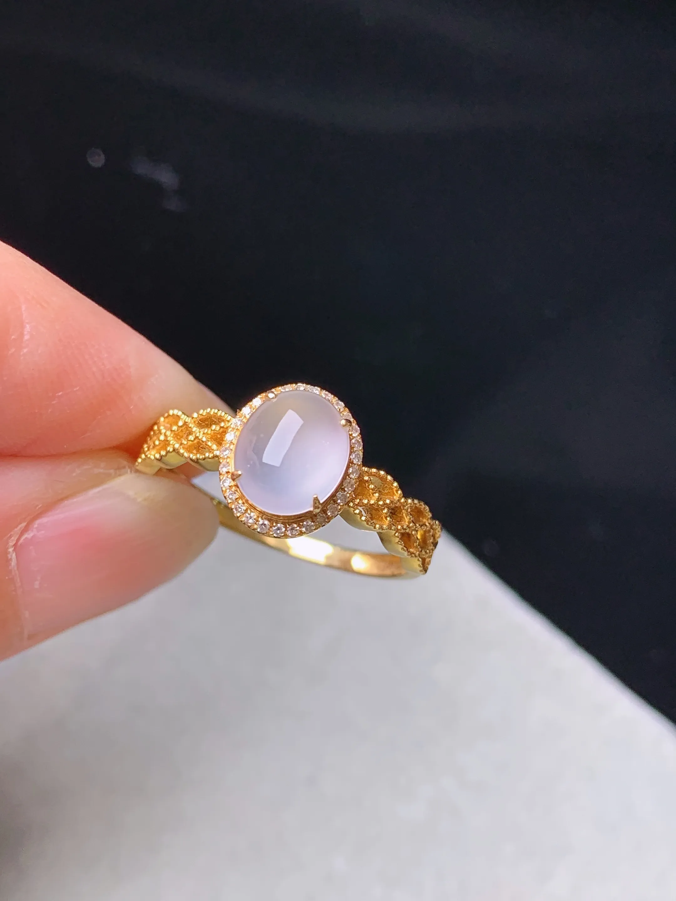 18k金钻镶嵌冰种蛋面戒指 玉质细腻 色泽清新艳丽 圈口13.5 整体尺寸 9.2*8*5.2