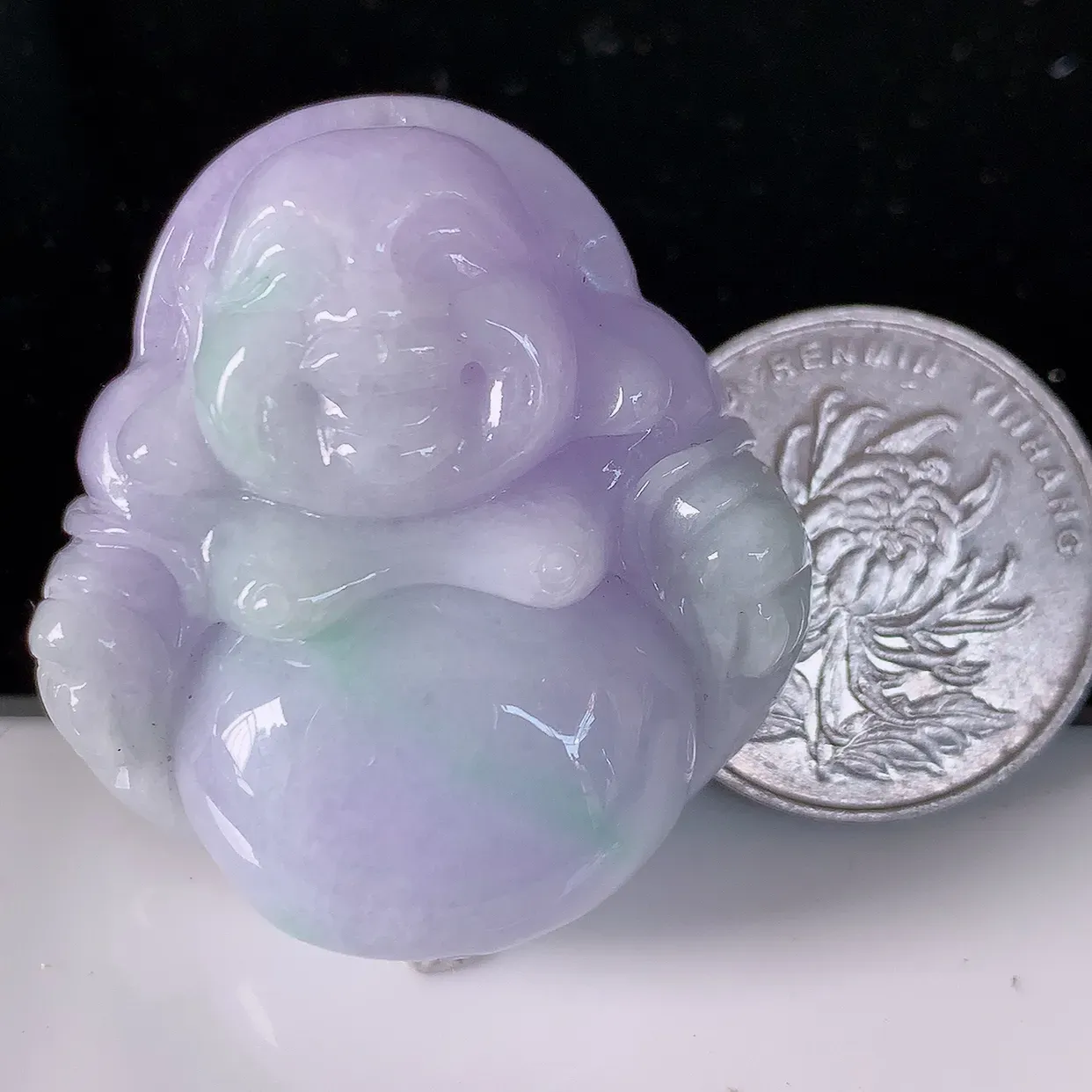 自然光实拍，冰润春带彩翡翠佛公吊坠，水灵起胶，翠色迷人，佛公在心中，一生平安，饱满圆润，开怀大笑佛公，配戴灵气十足！#46.28
