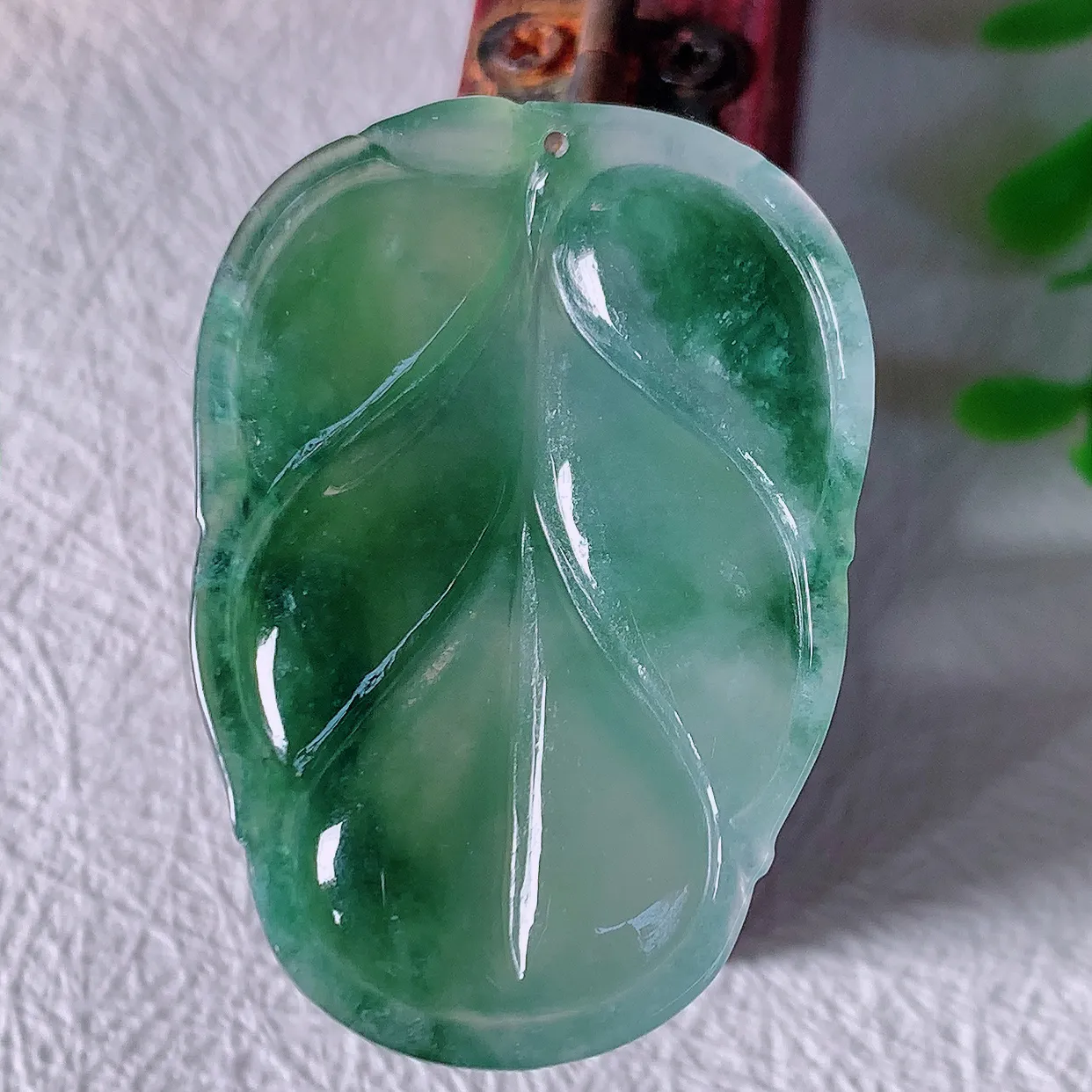 自然光实拍，冰种飘花事业有成叶子吊坠，莹润且起胶，叶子清秀优雅，佩戴大业有成！#01.28