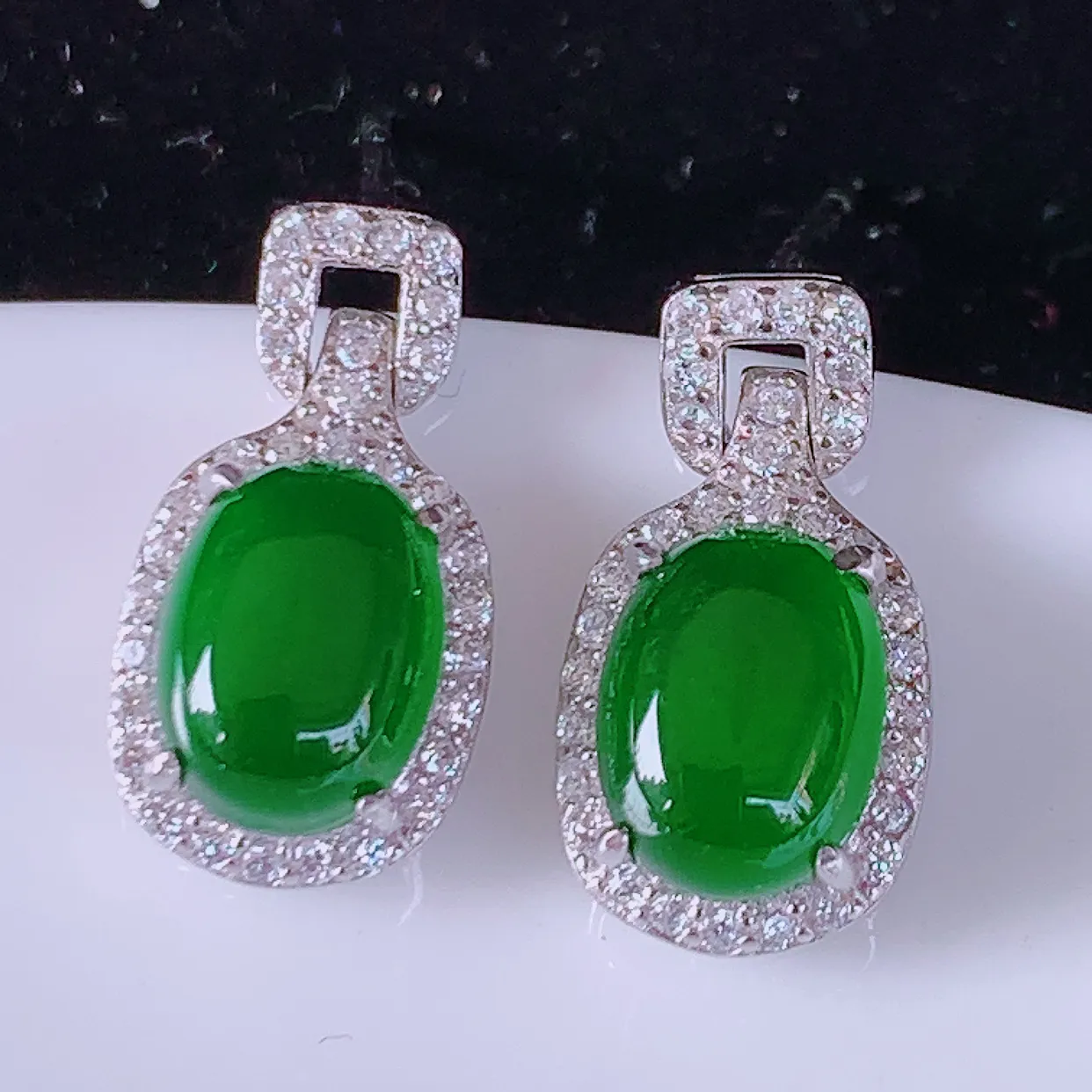 冰透满绿翡翠925银镶嵌耳坠，自然光实拍，翠色灵动，颜色漂亮，种老水足，品相佳，佩戴佳品！#97.28整体15.5-8-6.5裸石8*5.5