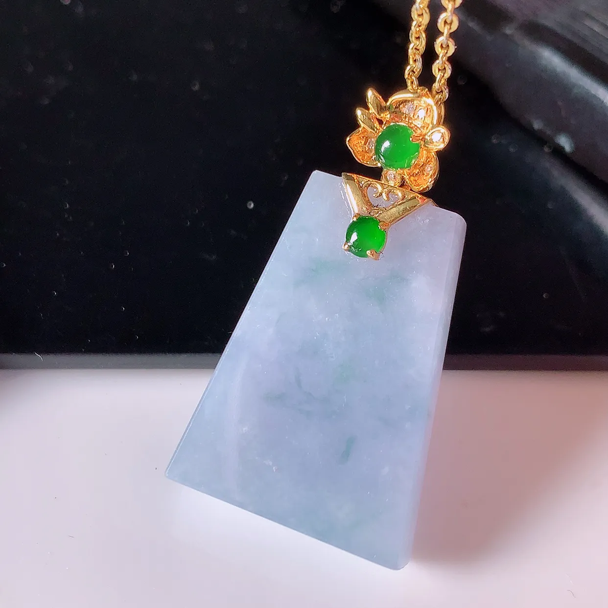 自然光实拍，18K金镶嵌水润紫罗兰飘花翡翠平安无事牌吊坠，平平安安，无事牌翠色灵动，佩戴平安时尚！#00.28整体32.5*18*7.8裸石24.5*18