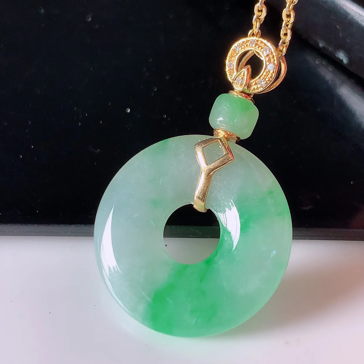 自然光实拍，18K金镶嵌冰飘绿翡翠平安扣吊坠，玉扣，冰润光泽，寓意平平安安，平安扣佩戴时尚漂亮！#42.28整体31*20*5裸石20-20