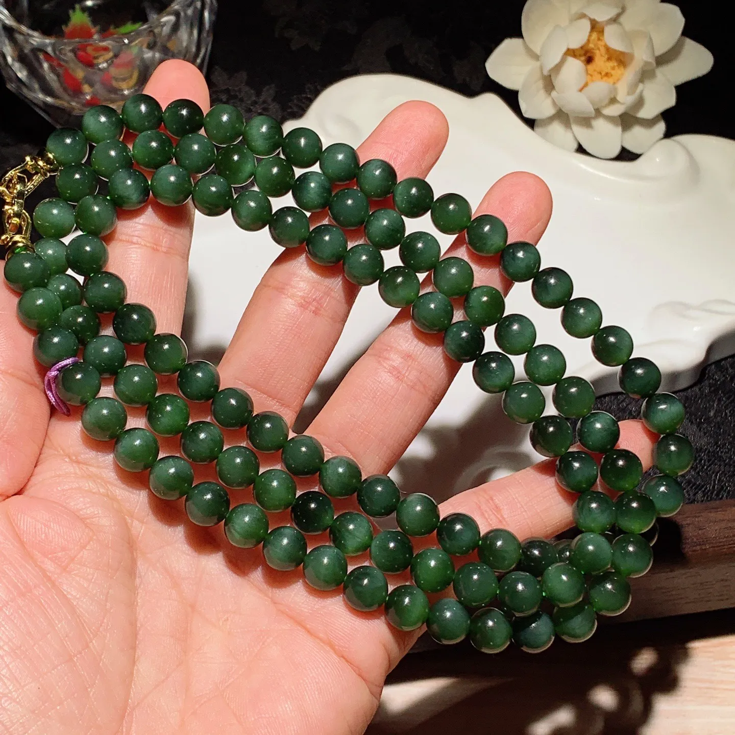 和田玉菠菜绿俄罗斯猫眼108佛珠项链 单颗尺寸8重89.5克。玉质细腻油润。手推出油。佩戴高端典雅。