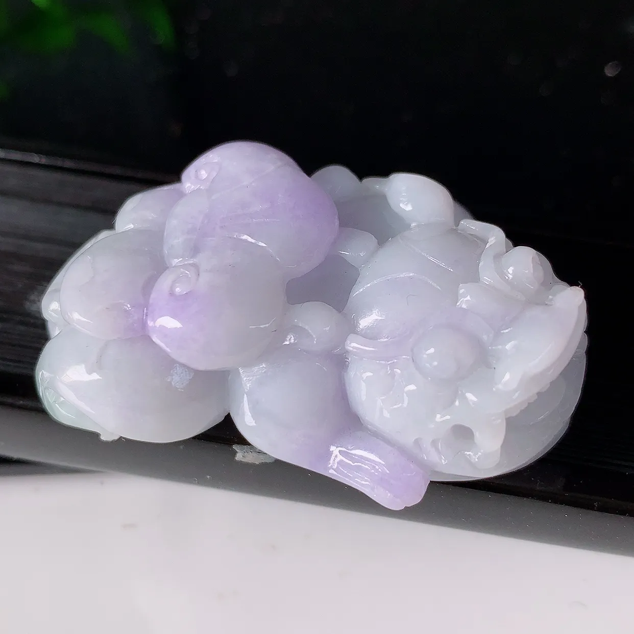 自然光实拍，冰润紫罗兰翡翠招财貔貅吊坠，民间有“一摸貔貅运程旺盛，再摸貔貅财运滚滚，三摸貔貅平步青云 ”的美好祝愿。#05.28