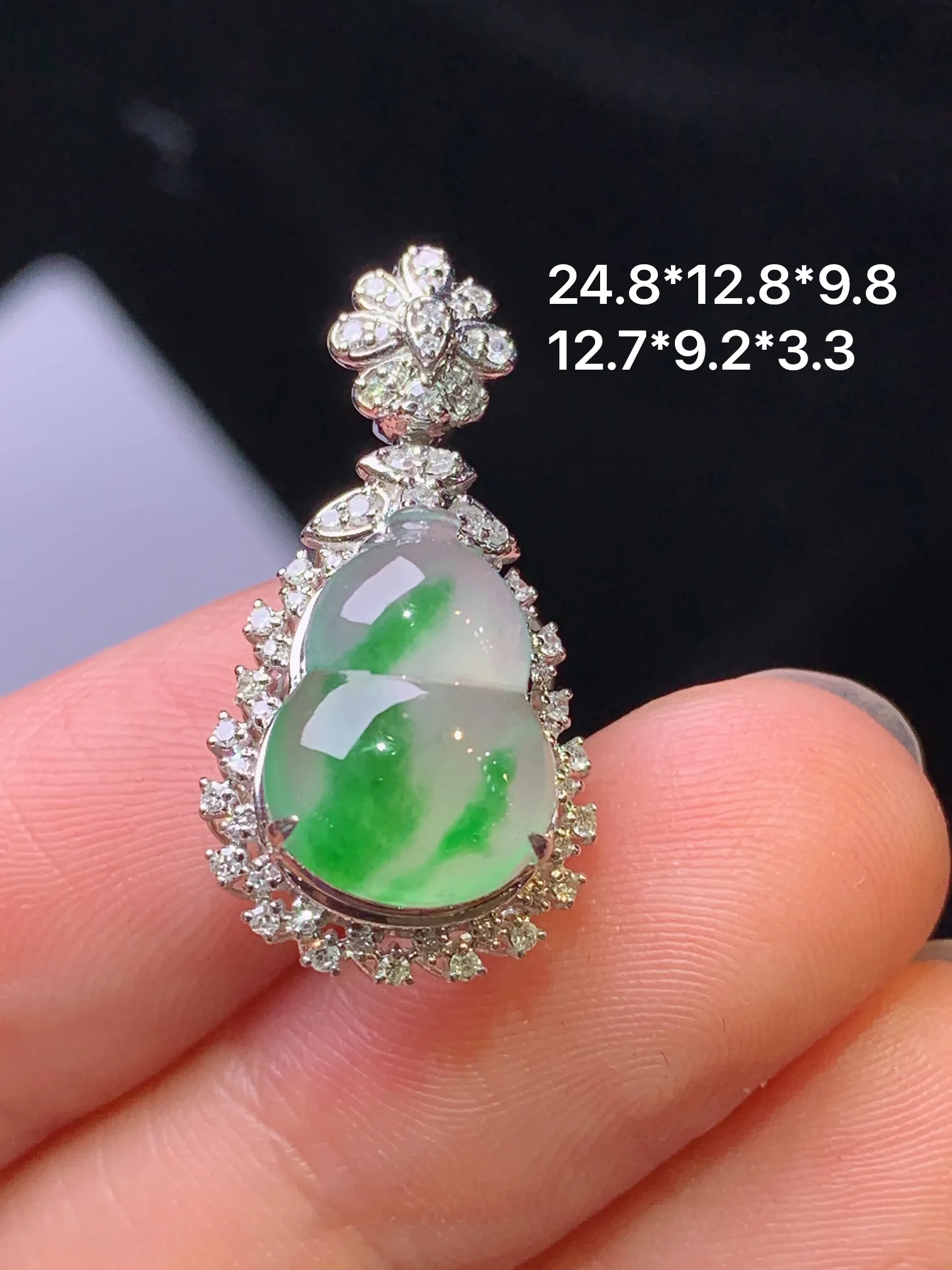 18k金钻镶嵌冰种飘绿葫芦吊坠 玉质细腻 色泽清新艳丽 整体尺寸24.8*12.8*9.8