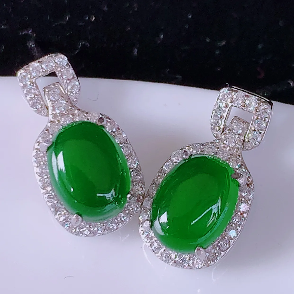 冰透满绿翡翠925银镶嵌耳坠，自然光实拍，翠色灵动，颜色漂亮，种老水足，品相佳，佩戴佳品！#97.28整体15.5-8-6.5裸石8*5.5