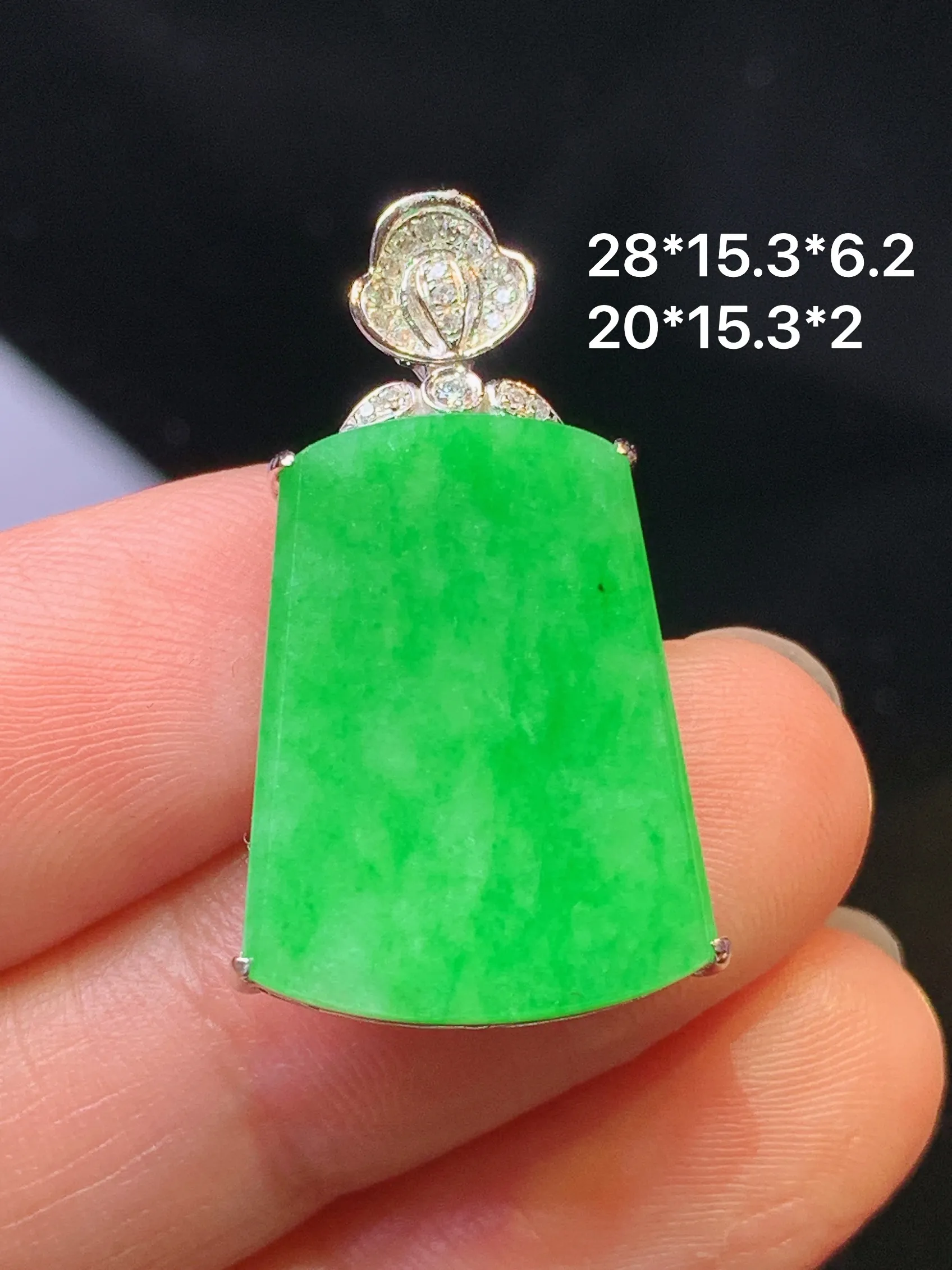 18k金钻镶嵌翠绿无事牌吊坠 玉质细腻 色泽清新艳丽 整体尺寸28*15.3*6.2