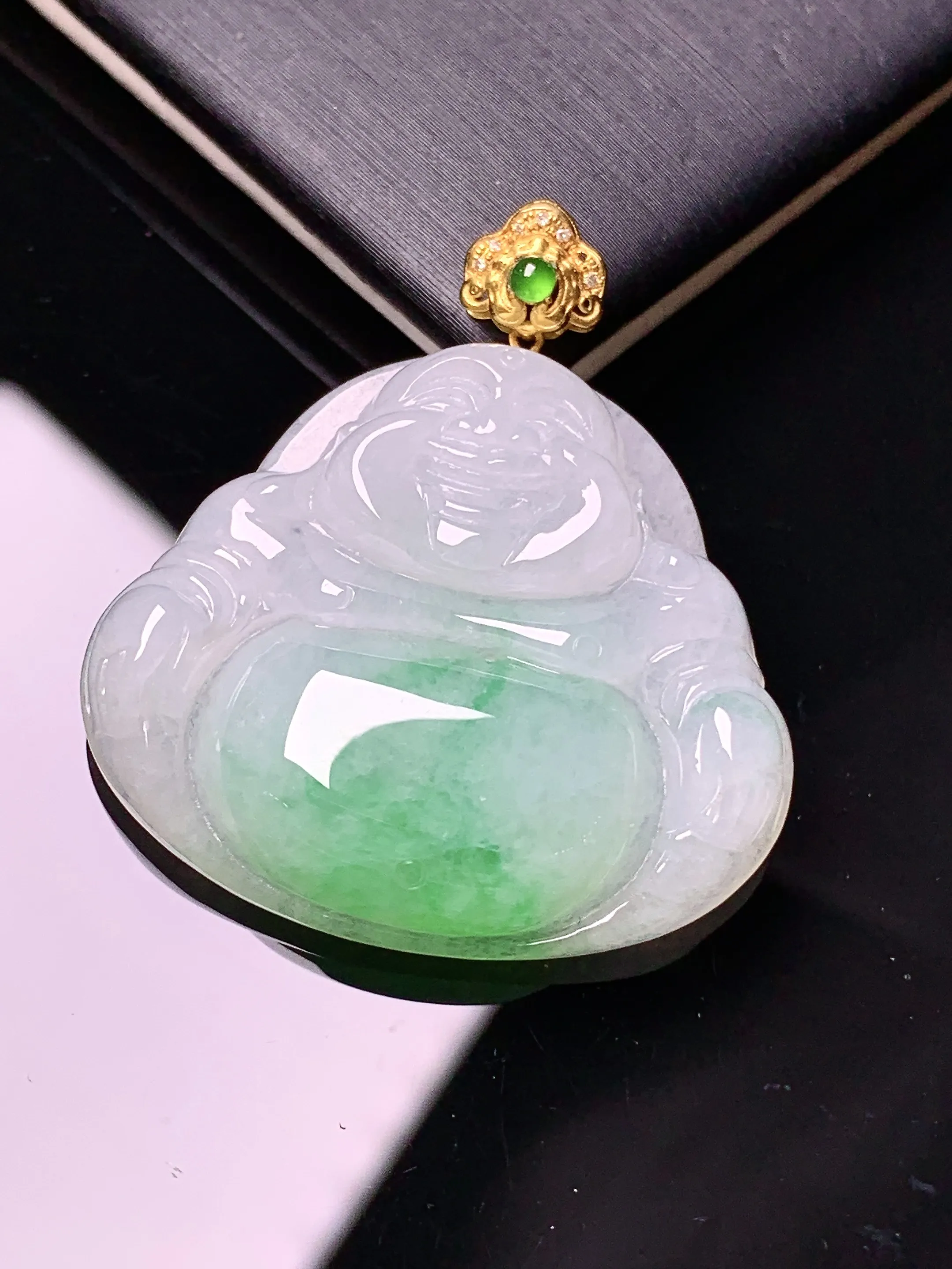 18k金镶嵌飘绿佛公吊坠 玉质细腻 色泽清新艳丽 整体尺寸35.5*31.7*7.2