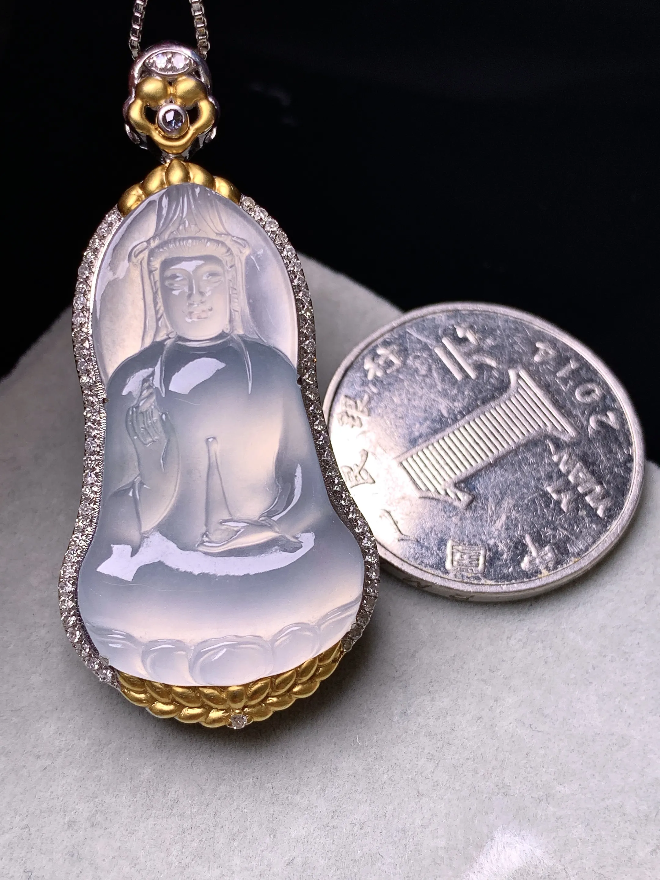 18k金钻镶嵌冰种观音菩萨吊坠 玉质细腻 色泽清新艳丽 整体尺寸47.5*25.5*9