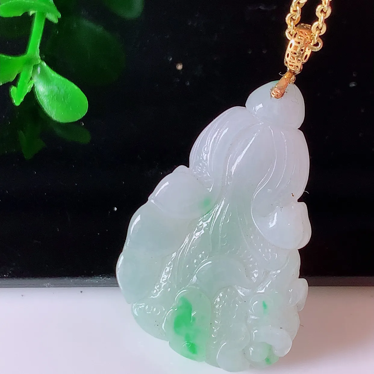 自然光实拍，18K金镶嵌冰润飘绿翡翠招百财白菜吊坠，百财聚来，财源滚滚，色泽鲜艳，精工水润的白菜， 性价比高！#1.28