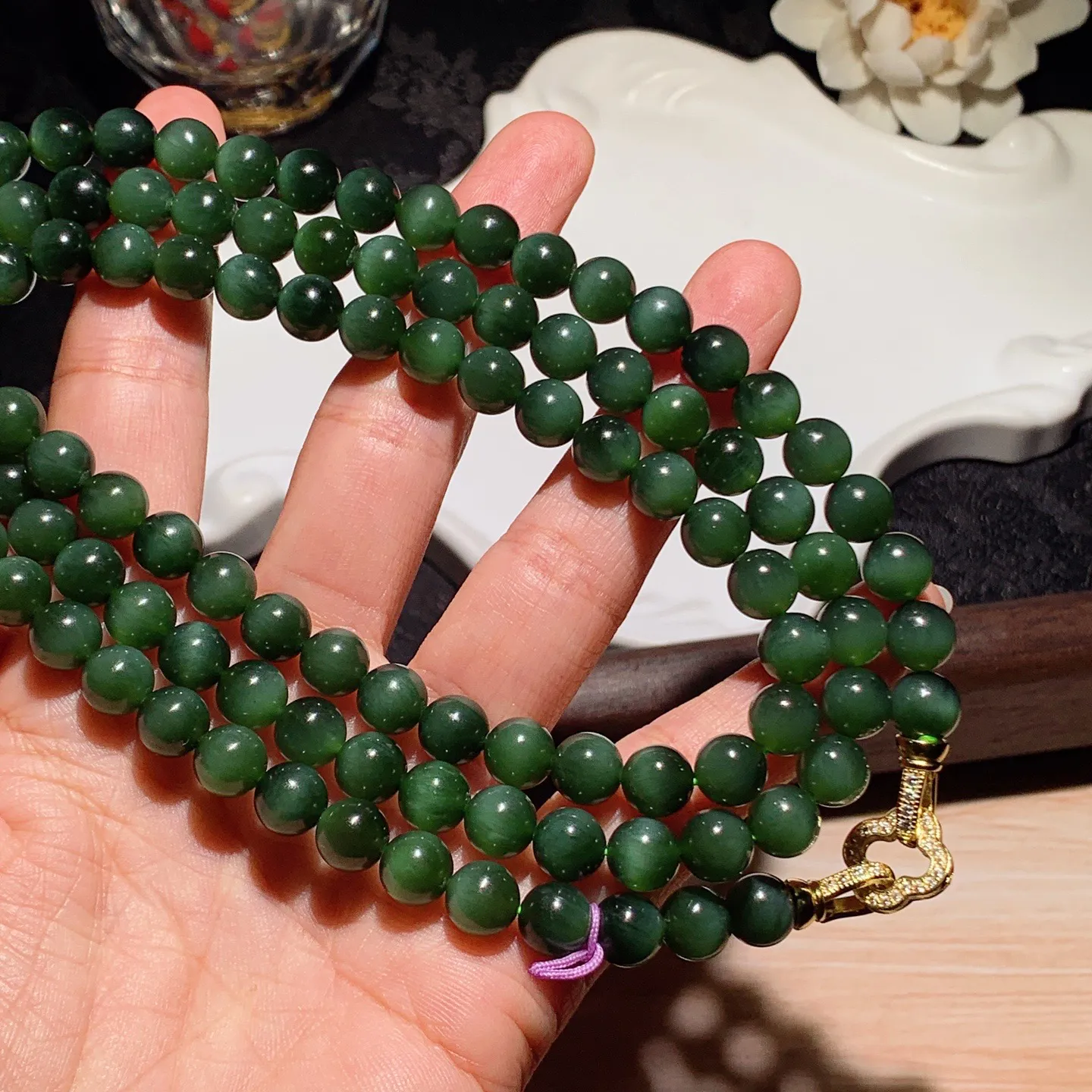 和田玉菠菜绿俄罗斯猫眼108佛珠项链 单颗尺寸8重89.5克。玉质细腻油润。手推出油。佩戴高端典雅。lt260130