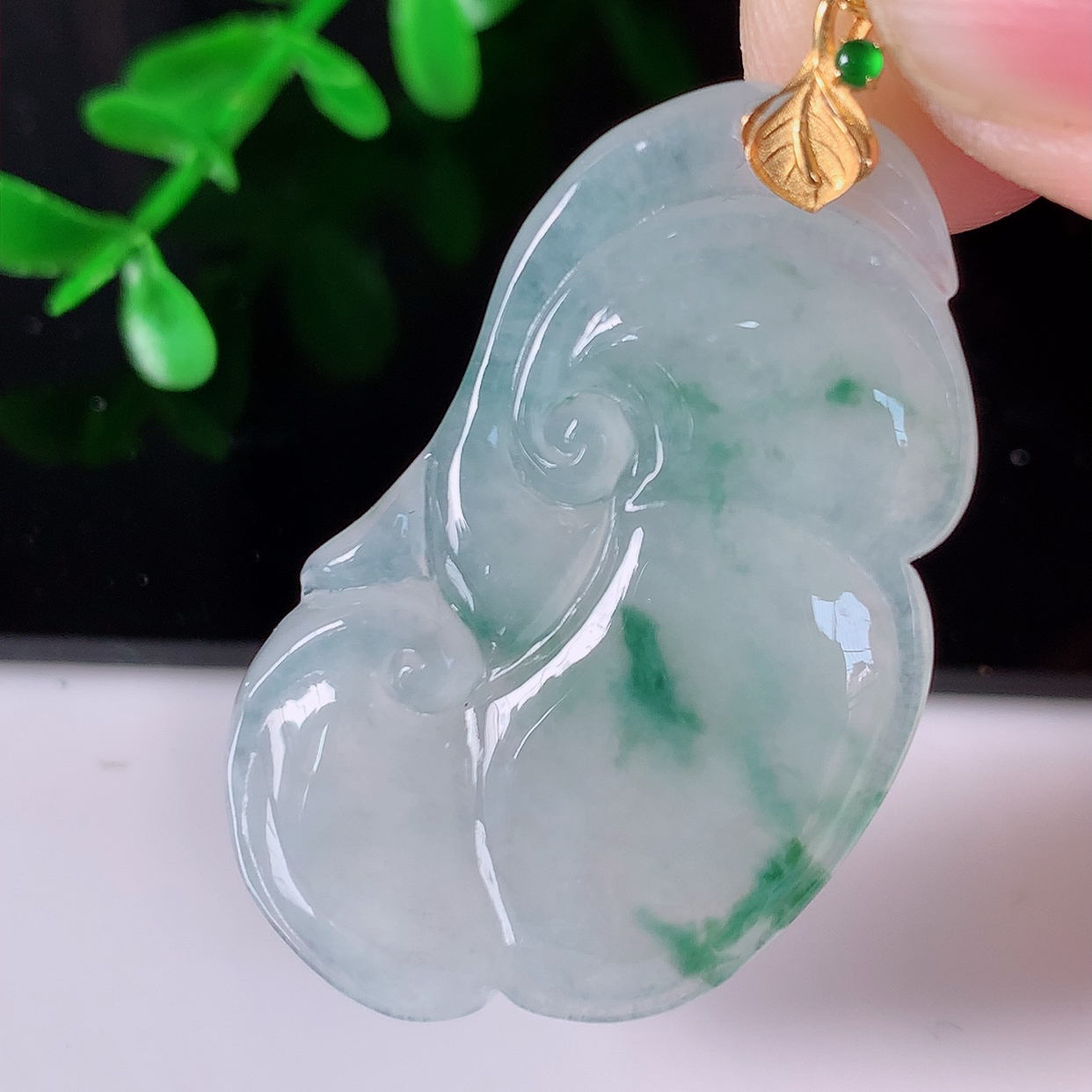自然光实拍，18k金镶嵌冰种飘花翡翠如意吊坠，寓意顺心如意，事事如意，吉祥如意，细腻饱满，色泽鲜艳，称心如意佩戴优雅时尚！#41.28整体40.5裸石36*21*4.5