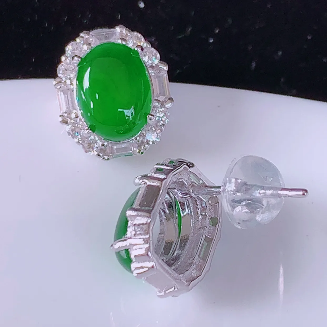 冰透满绿翡翠925银镶嵌耳钉，自然光实拍，翠色灵动，颜色漂亮，种老水足，品相佳，佩戴佳品！#97.28整体10.8*9.5*6裸石8*6mm