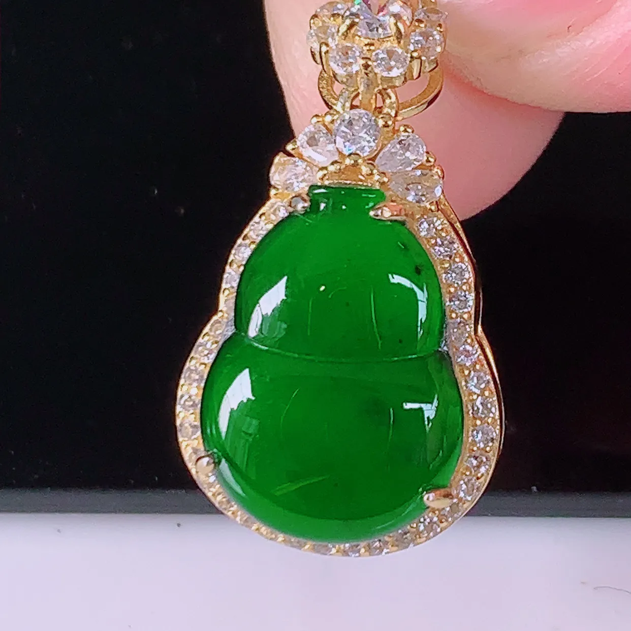 冰透满绿翡翠925银镶嵌葫芦吊坠，自然光实拍，翠色灵动，颜色漂亮，种老水足，品相佳，佩戴佳品！#97