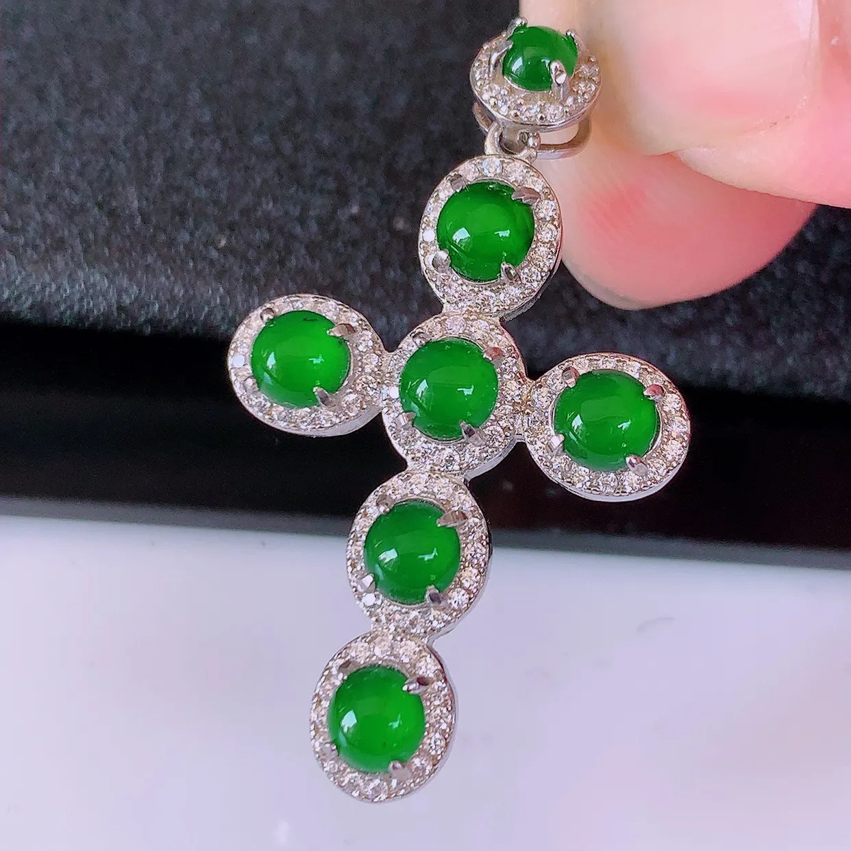 冰透满绿翡翠925银镶嵌十字架吊坠，自然光实拍，翠色灵动，颜色漂亮，种老水足，品相佳，佩戴佳品！#9