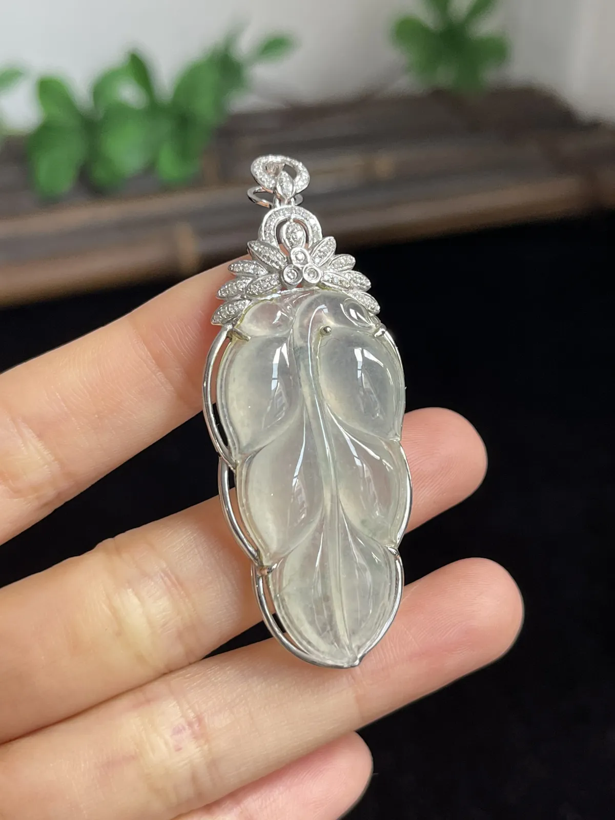 翡翠冰种白色叶子，印记：G18K,伴钻石