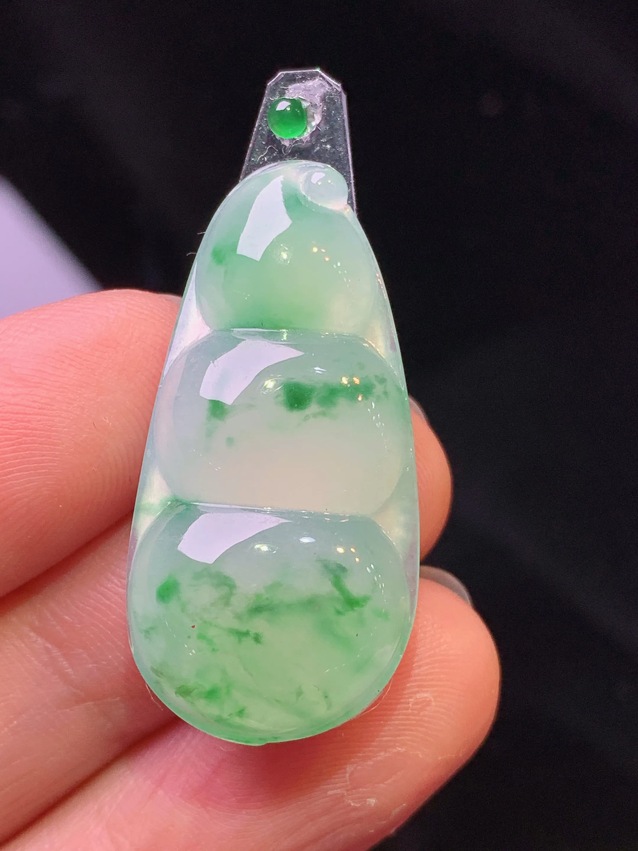 镶嵌款 飘绿四季豆吊坠 玉质细腻 色泽清新艳丽 整体尺寸31.6*15.3*4.6