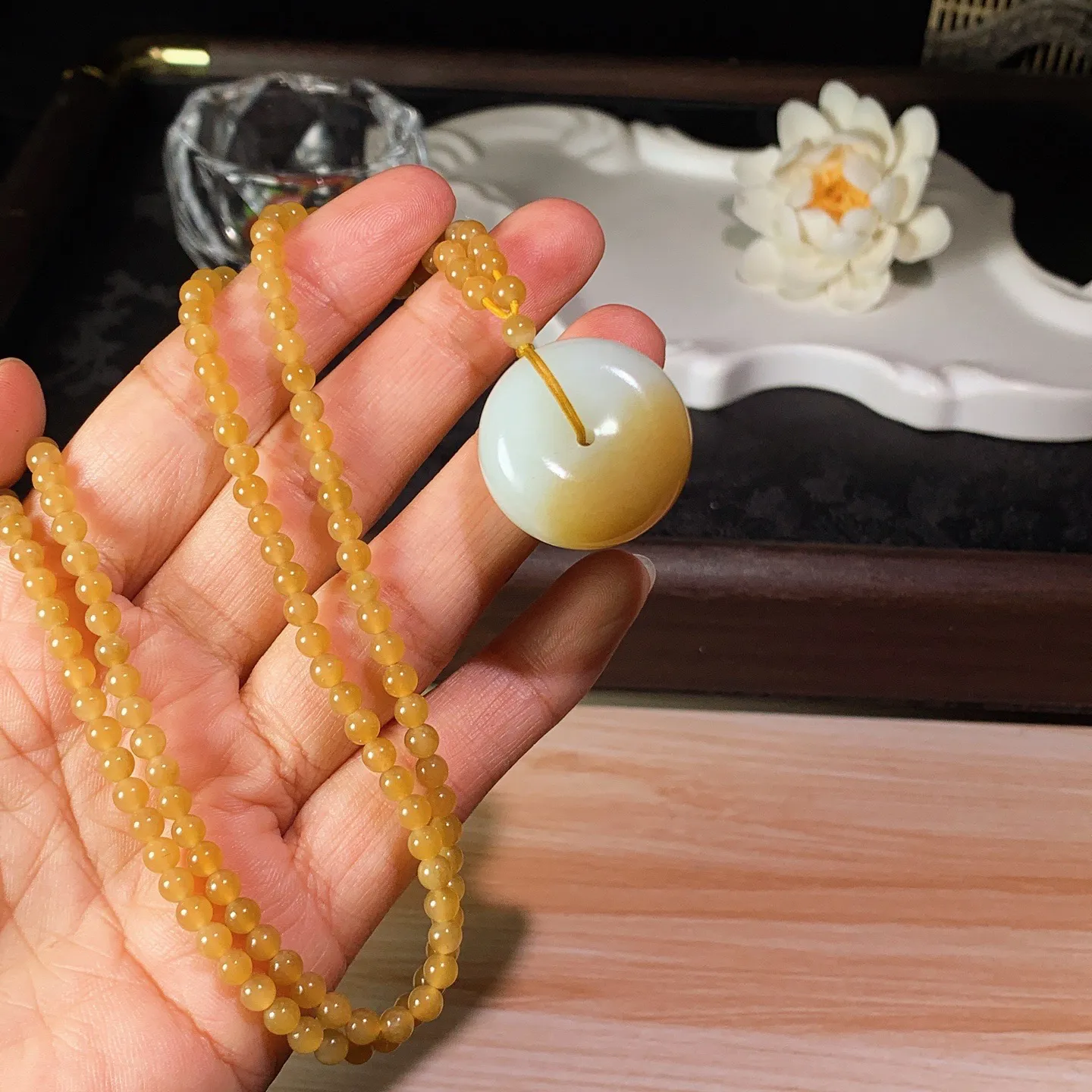 新疆和田玉且末糖平安扣挂件 且末糖半山半水平安扣挂件 尺寸25/13重31克。玉质细腻油润。手推出油。佩戴高端典雅。lt260130