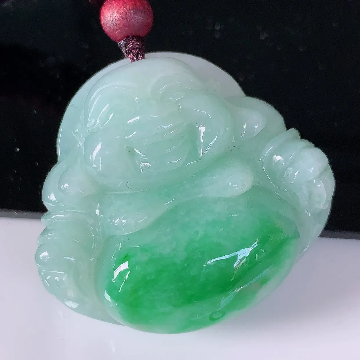 自然光实拍，冰润飘绿翡翠佛公吊坠，水灵起胶，翠色迷人，佛公在心中，一生平安，饱满圆润，开怀大笑佛公，配戴灵气十足！#46.28