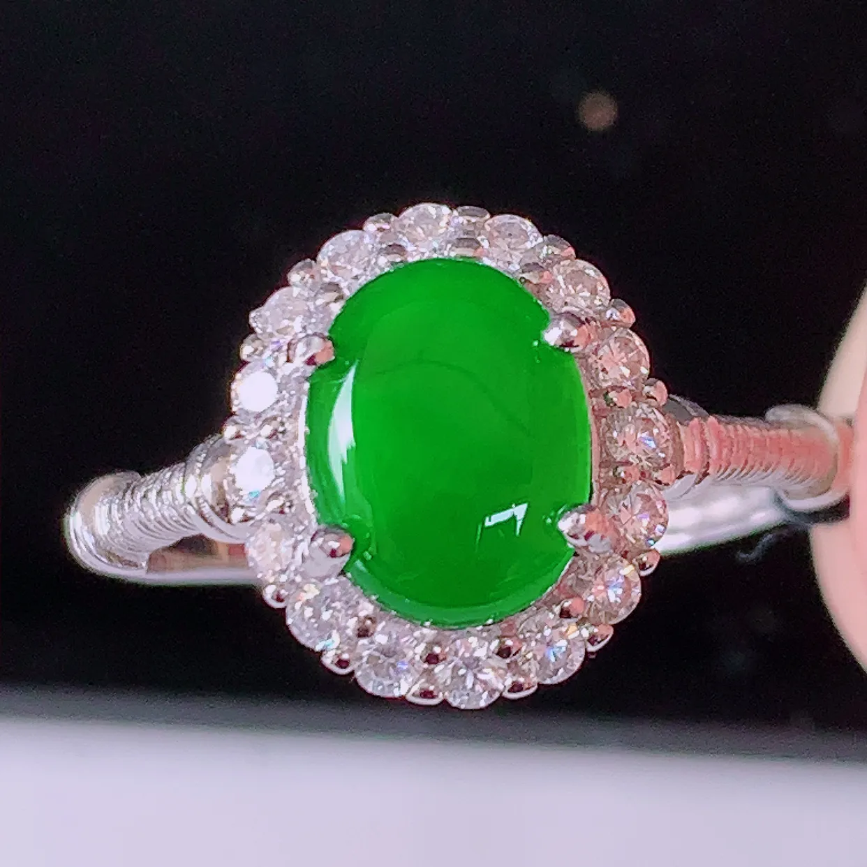 冰透满绿翡翠925银镶嵌戒指，自然光实拍，翠色灵动，颜色漂亮，种老水足，品相佳，佩戴佳品！#97.28（圈口可调大小）整体25*18.2*5.8裸石7*8.5