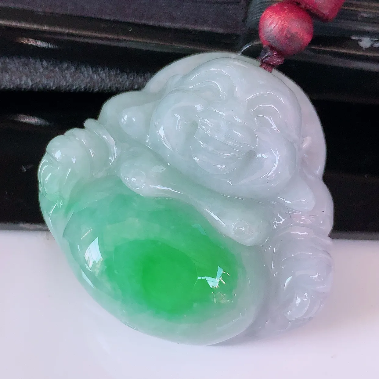 自然光实拍，冰润飘绿翡翠佛公吊坠，开心笑佛，种老水足，颜色漂亮，立体饱满圆润，佩戴效果赞#46.25