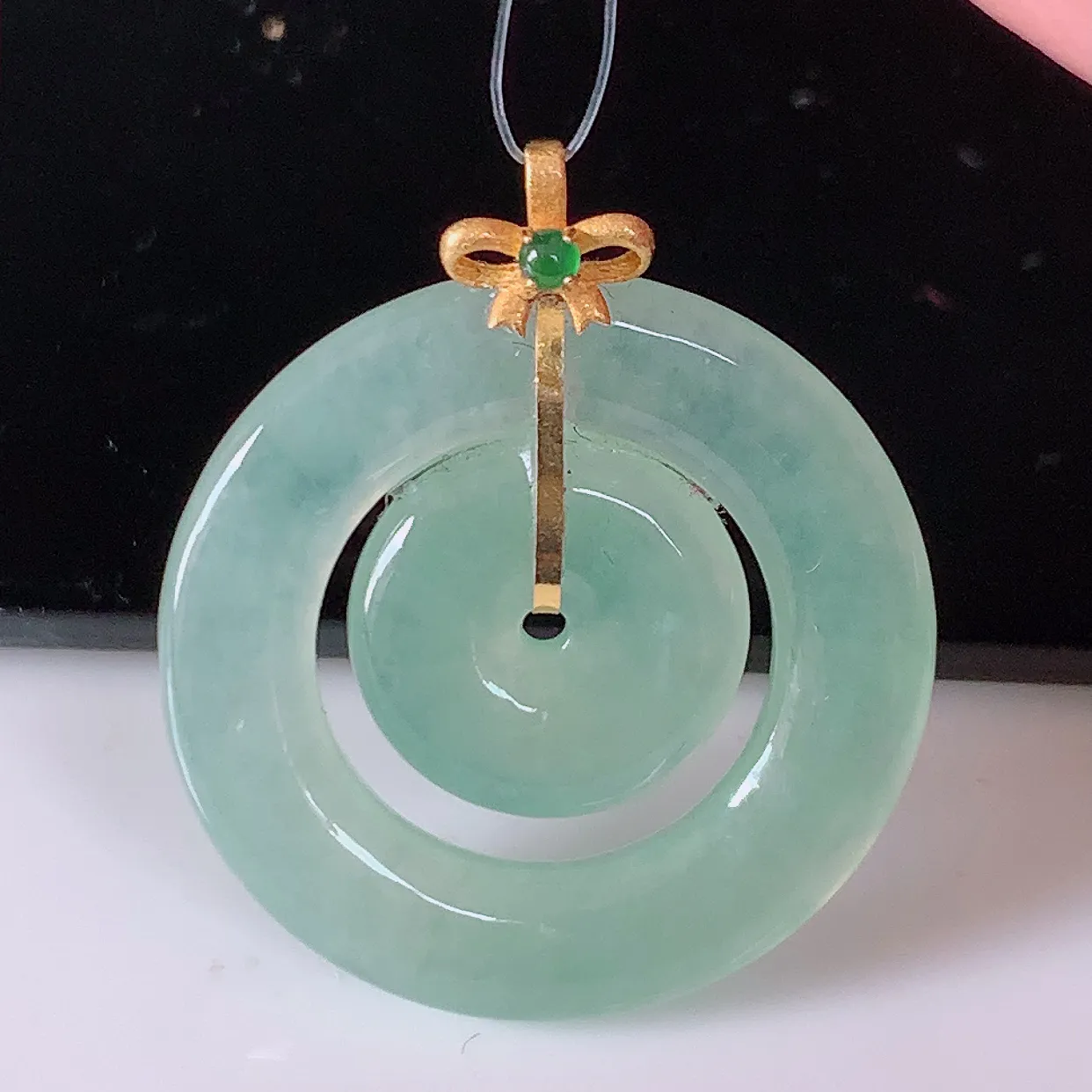 18K金镶嵌冰种翡翠平安母子扣吊坠，平安是福；翠色灵动，很美的料子，平安扣佩戴优雅迷人！#49.28