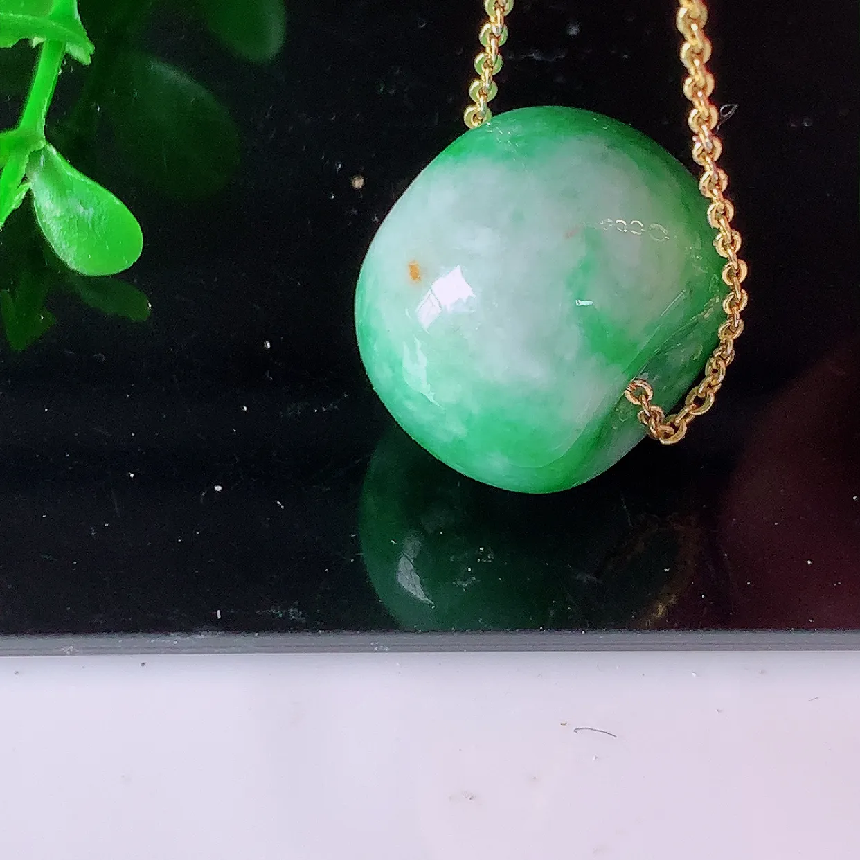 自然光实拍，冰润飘辣绿翡翠路路通吊坠，寓意时来运转、财源滚滚，款式新颖时尚，日常百搭的款！配图银链#1.28