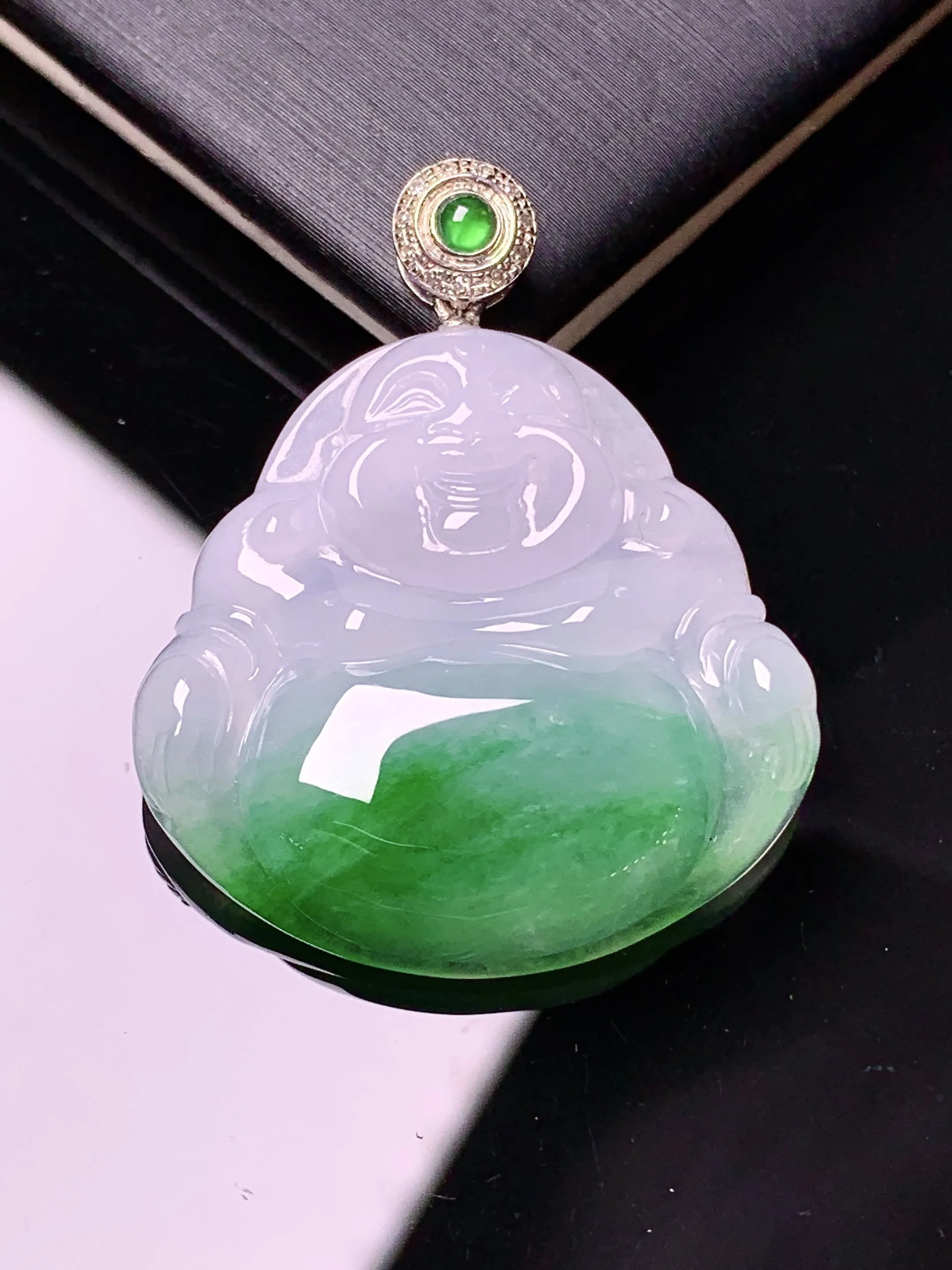 18k金镶嵌飘绿佛公吊坠 玉质细腻 色泽清新艳丽 整体尺寸34.8*28*6