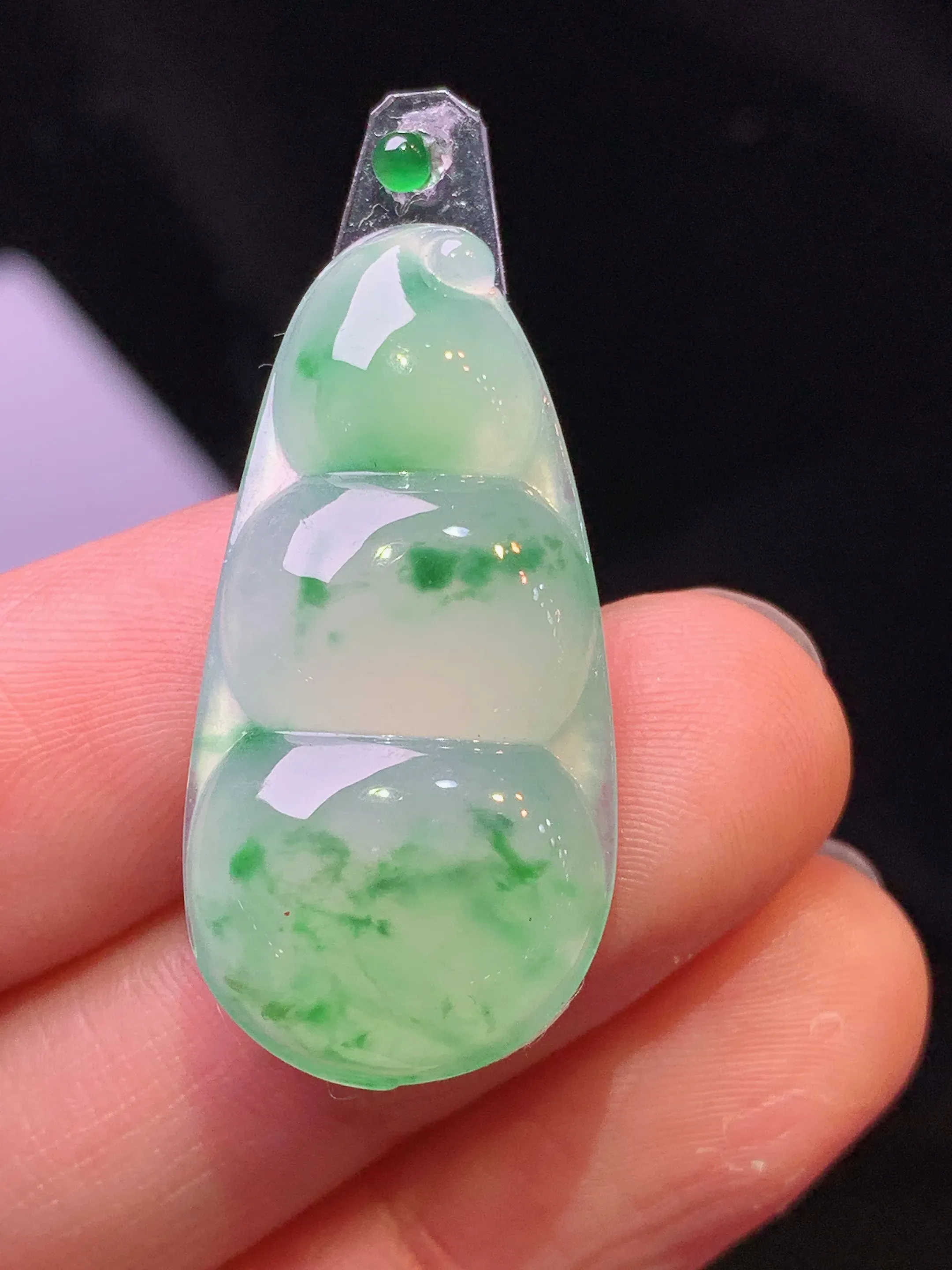 镶嵌款 飘绿四季豆吊坠 玉质细腻 色泽清新艳丽 整体尺寸31.6*15.3*4.6